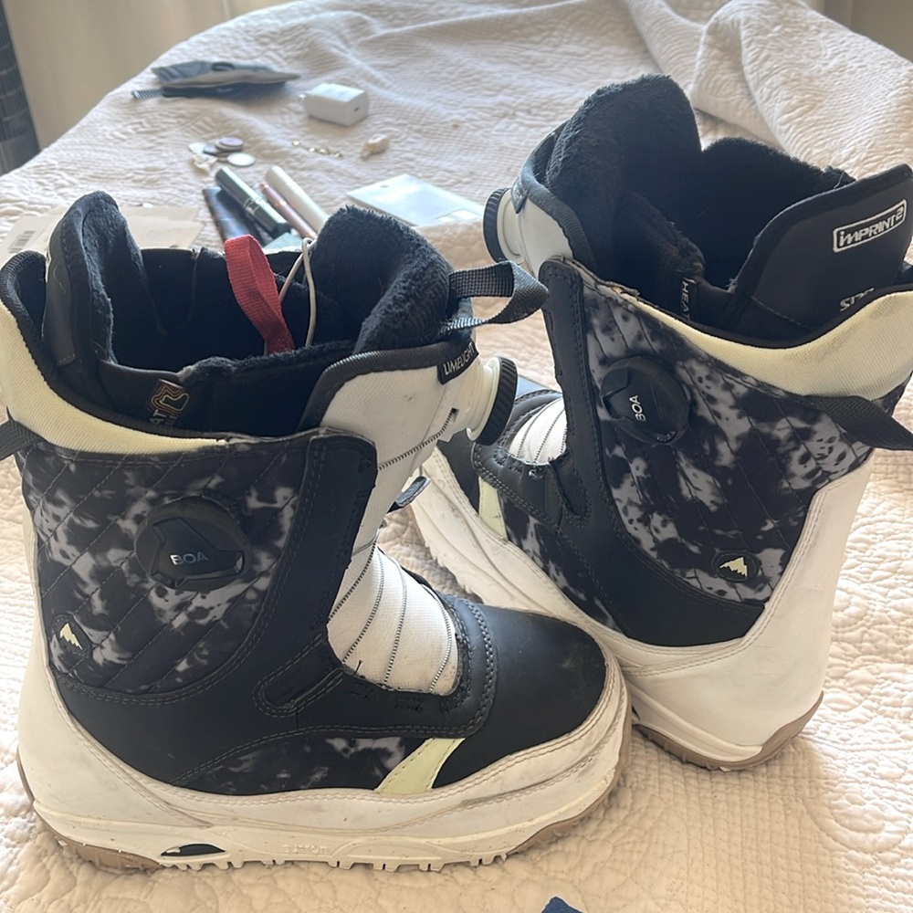 burton snowboard boots. womans. LIKE NEW!!